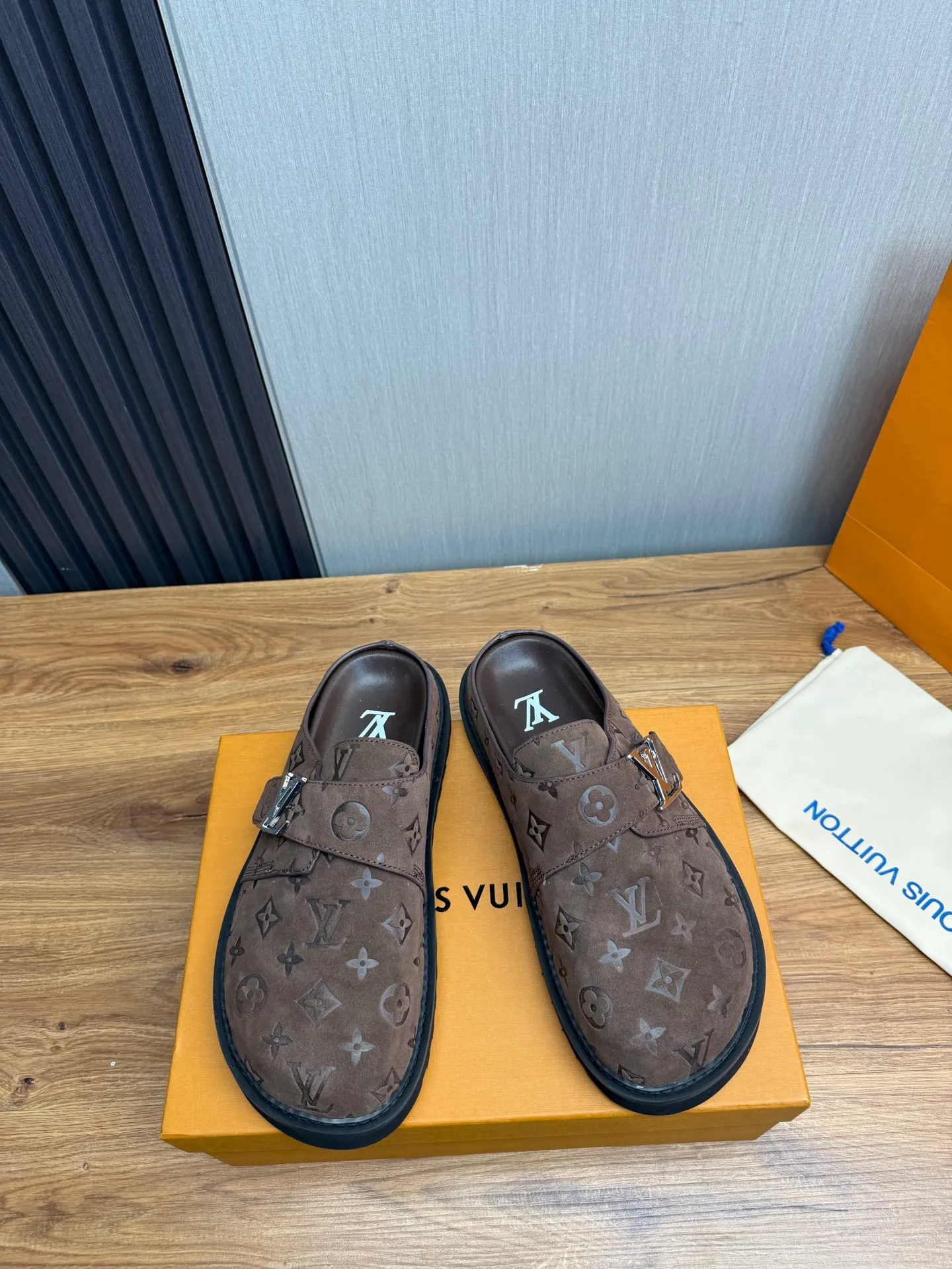 Men's men's shoes 460💰 Lv. Popular couple slippers hot sale🩷💚 🩴Official website one to one production 35-45 sizes 45 46 🉑️Customized!